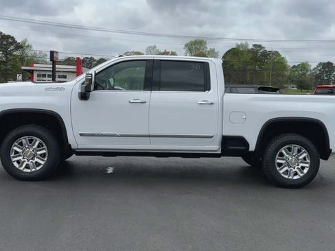 Used 2024 Chevrolet Silverado 2500 High Country w/ High Country Premium Package AWD/4WD image 5