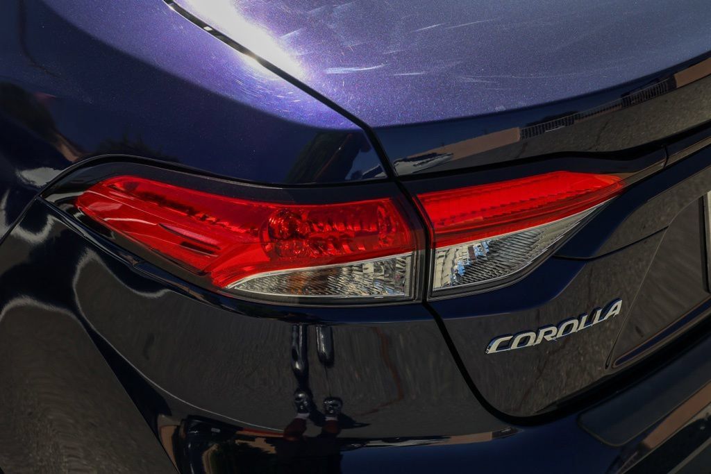 Used 2022 Toyota Corolla LE w/ Premium Interior Package FWD image 8