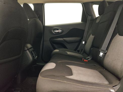 Used 2016 Jeep Cherokee Sport FWD image 18