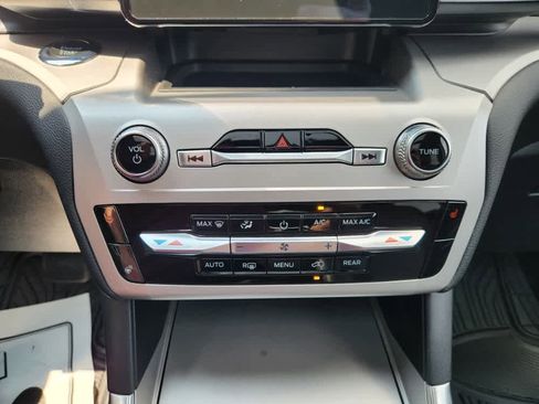 Used 2022 Ford Explorer XLT image 28