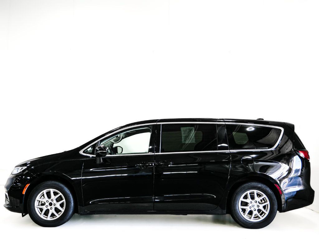 Used 2024 Chrysler Pacifica Touring-L FWD image 5