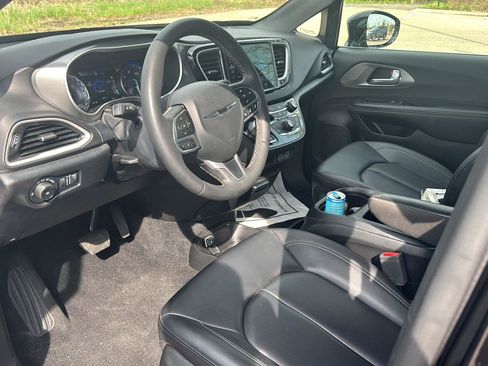 Used 2025 Chrysler Pacifica Select FWD image 11