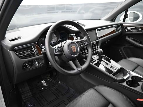 Certified 2023 Porsche Macan S AWD/4WD image 4