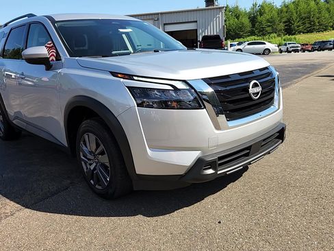 Used 2025 Nissan Pathfinder SV image 14