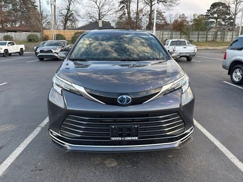 Used 2025 Toyota Sienna Limited image 2