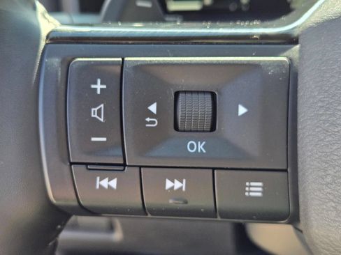 Used 2025 Nissan Rogue SL AWD/4WD image 17
