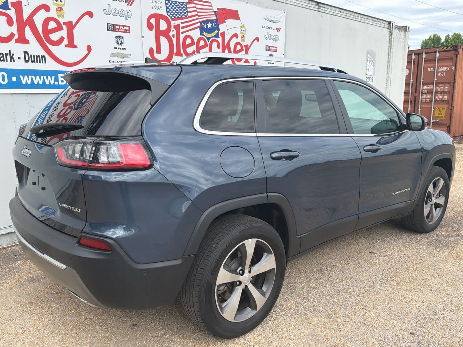 Used 2020 Jeep Cherokee Limited w/ Technology Group AWD/4WD image 3