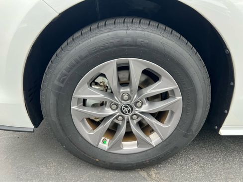 Used 2025 Toyota Sienna LE FWD image 13