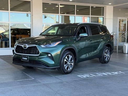 Certified 2024 Toyota Highlander XLE image 2