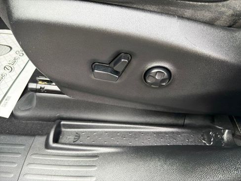 Used 2020 Chrysler Pacifica Touring-L w/ Advanced Safetytec Group image 10