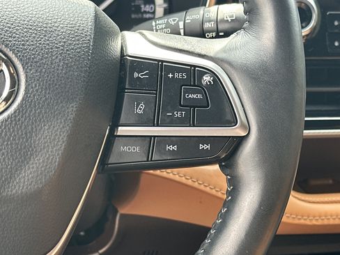 Used 2021 Toyota Highlander Platinum AWD/4WD image 19