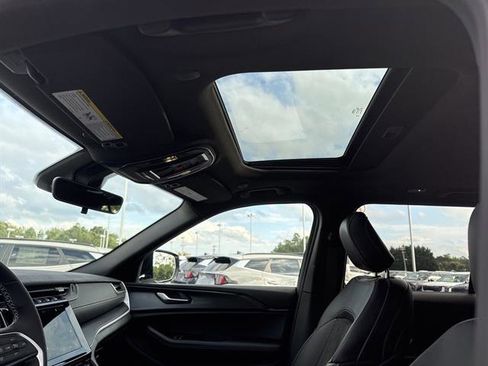 New 2025 Jeep Grand Cherokee Altitude image 16