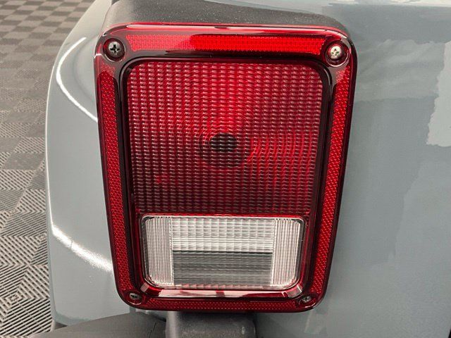 Used 2014 Jeep Wrangler Unlimited Sahara w/ Dual Top Group AWD/4WD image 25