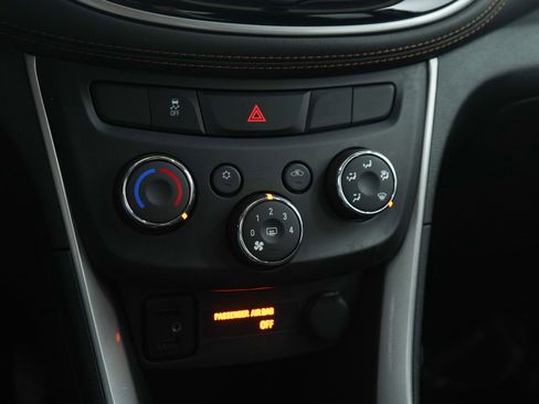 Used 2022 Chevrolet Trax LT w/ LT Convenience Package image 22