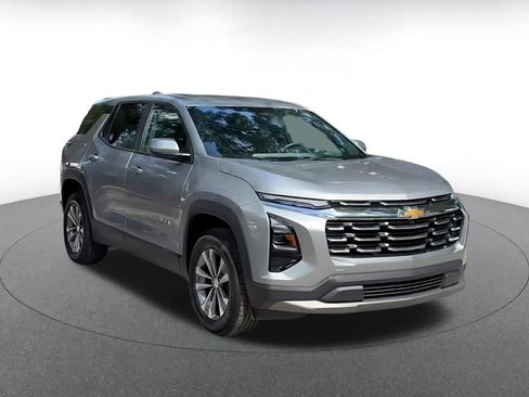 Used 2025 Chevrolet Equinox LT AWD/4WD image 3