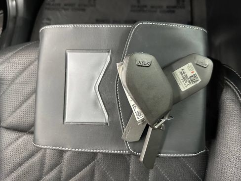 Used 2025 Kia Telluride AWD image 43