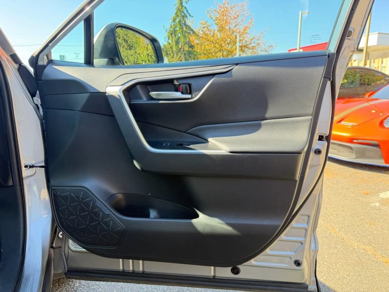 Used 2021 Toyota RAV4 XLE AWD/4WD image 30