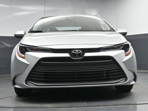 Used 2025 Toyota Corolla LE image 23