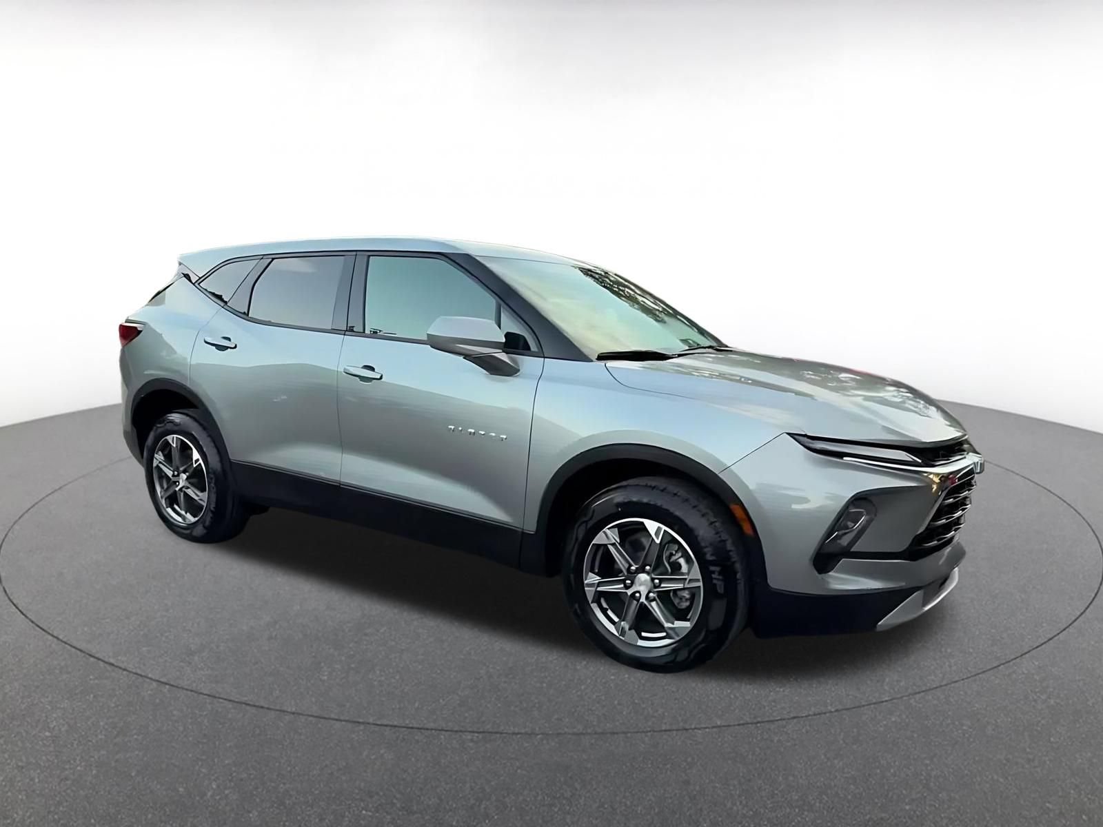 Used 2025 Chevrolet Blazer LT FWD image 2