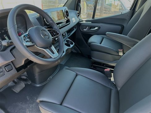 Used 2024 Mercedes-Benz Sprinter 2500 image 10