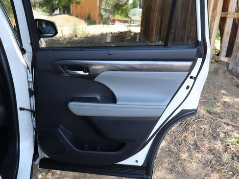 Used 2021 Toyota Highlander Limited AWD/4WD image 28