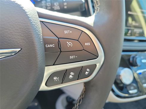 Used 2023 Chrysler Pacifica Touring-L FWD image 23