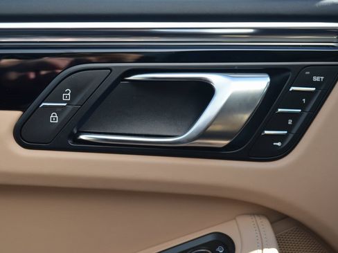 Used 2025 Porsche Macan image 19