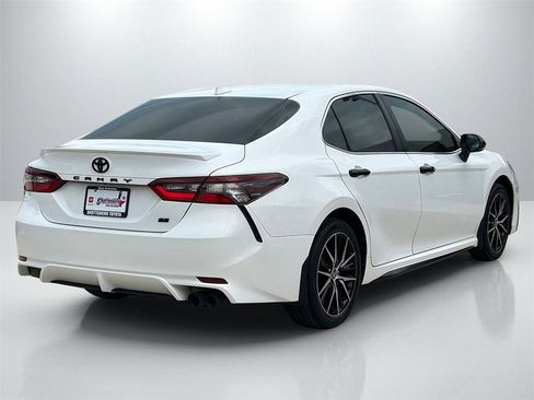Used 2024 Toyota Camry SE image 5