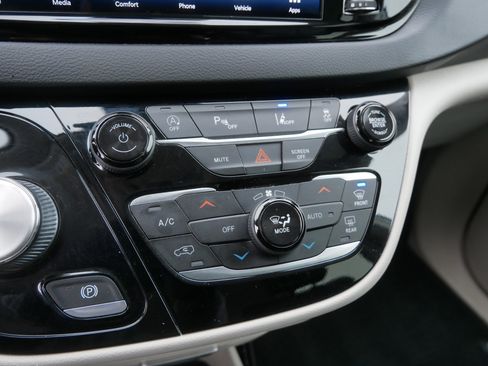 Certified 2022 Chrysler Pacifica Touring-L image 27