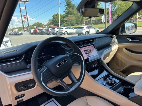 Used 2024 Jeep Grand Cherokee Limited w/ Luxury Tech Group II image 26