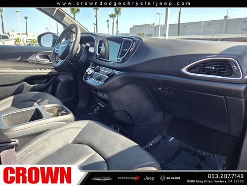 Used 2025 Chrysler Pacifica Select FWD image 13