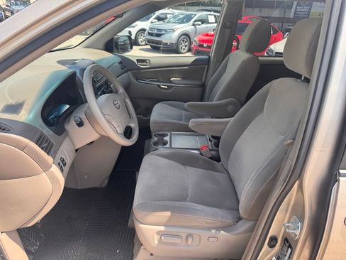 Used 2010 Toyota Sienna CE FWD image 9