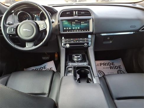 Used 2020 Jaguar F-PACE Premium image 11