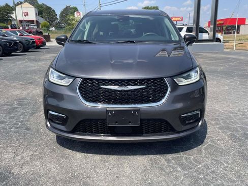 Used 2023 Chrysler Pacifica Touring-L FWD image 8