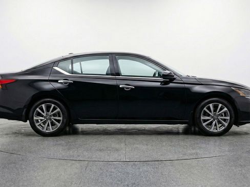 Used 2025 Nissan Altima 2.5 SV FWD image 11