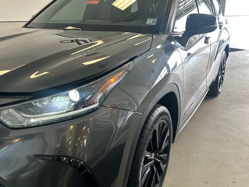 Used 2023 Toyota Highlander XSE AWD/4WD image 2