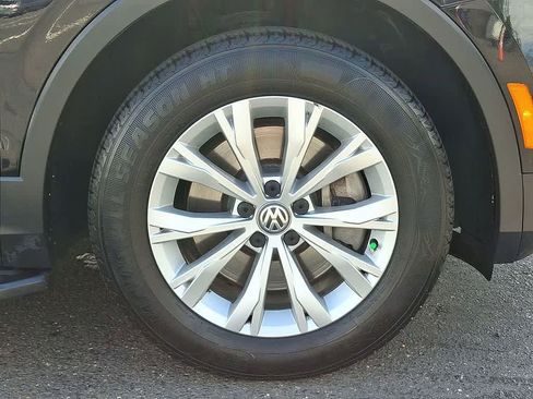 Used 2018 Volkswagen Tiguan SE w/ Panoramic Sunroof Package image 26