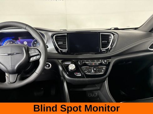 Used 2025 Chrysler Pacifica Limited FWD image 27