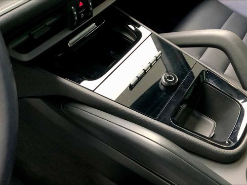 Used 2024 Porsche Cayenne image 45