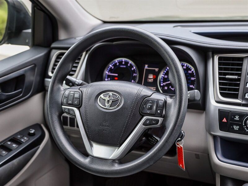 Used 2017 Toyota Highlander LE AWD/4WD image 19