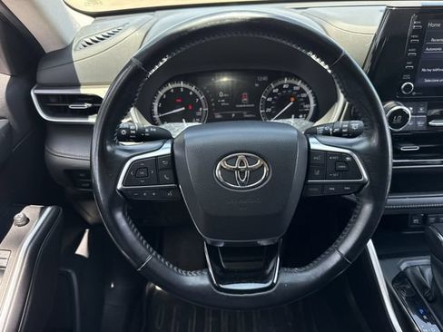 Used 2021 Toyota Highlander XLE AWD/4WD image 12