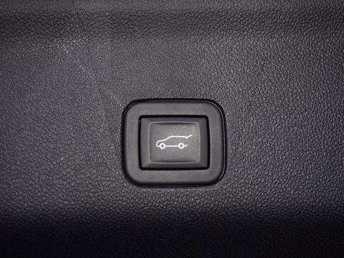 Used 2025 Chevrolet Suburban RST image 10