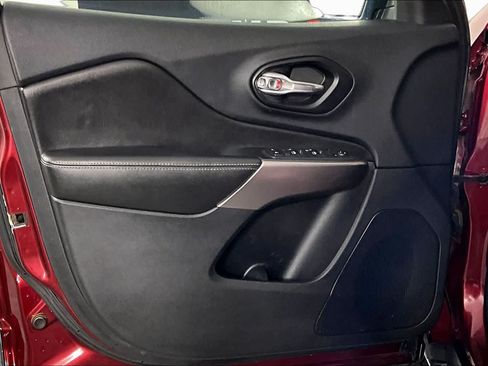 Used 2019 Jeep Cherokee Latitude w/ Popular Appearance Group FWD image 21