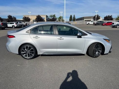 Used 2020 Toyota Corolla SE w/ SE Premium Package FWD image 3