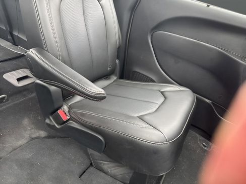 Used 2025 Chrysler Pacifica Select image 24