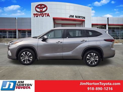 Used 2025 Toyota Highlander XLE AWD/4WD image 4