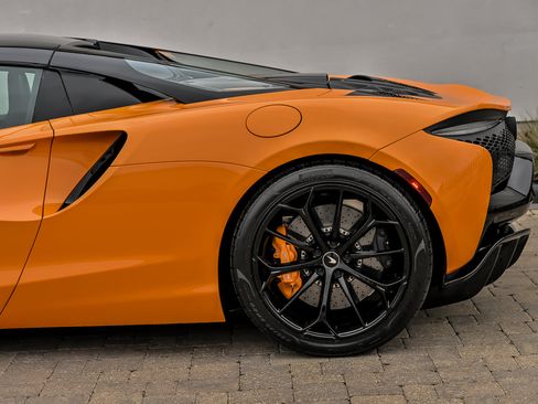 Used 2025 McLaren Artura Spider RWD image 16