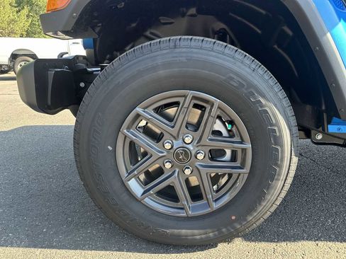 New 2025 Jeep Gladiator Sport image 17