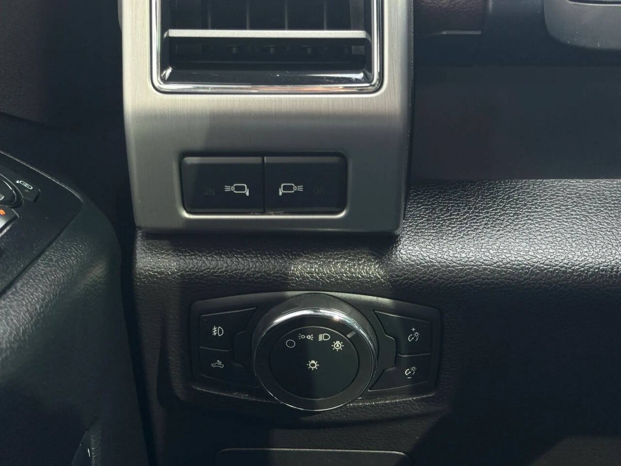 Used 2017 Ford F150 Platinum w/ Equipment Group 701A Luxury AWD/4WD image 15