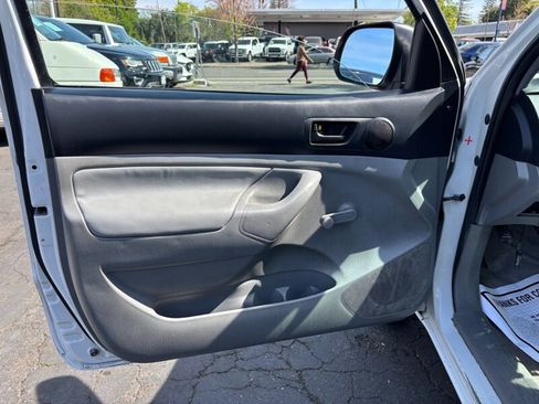 Used 2014 Toyota Tacoma 2WD Regular Cab image 11